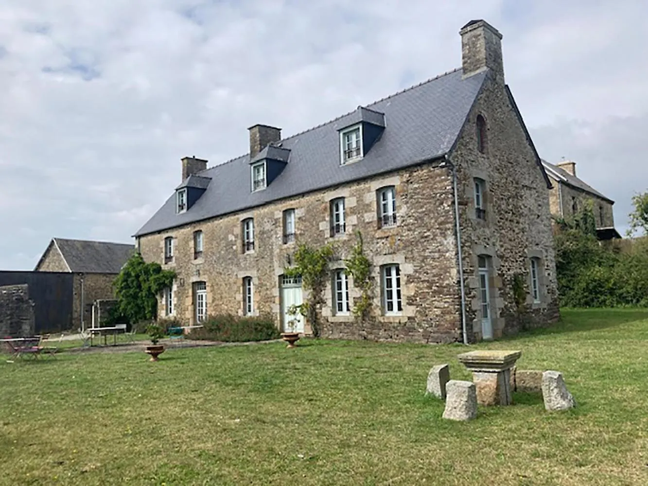 Holiday home La Vieille Foulonniere : Une Maison De Famille Au Coeur De La Campagne Du Mont-Saint-Michel Pontorson France