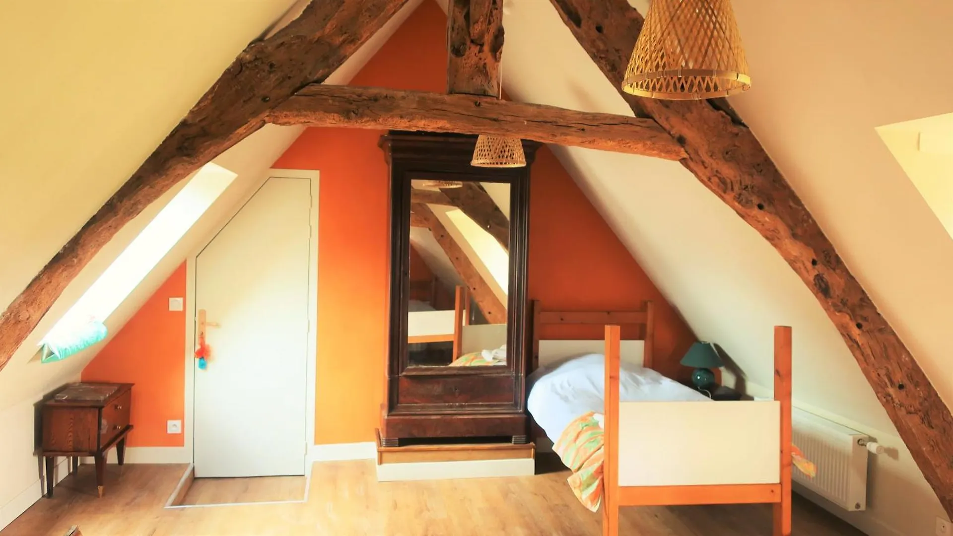 La Vieille Foulonniere : Une Maison De Famille Au Coeur De La Campagne Du Mont-Saint-Michel Pontorson